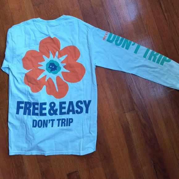 Free & Easy Light Blue Long Sleeve Graphic Tee - Orange Flower NWT - Picture 3 of 9